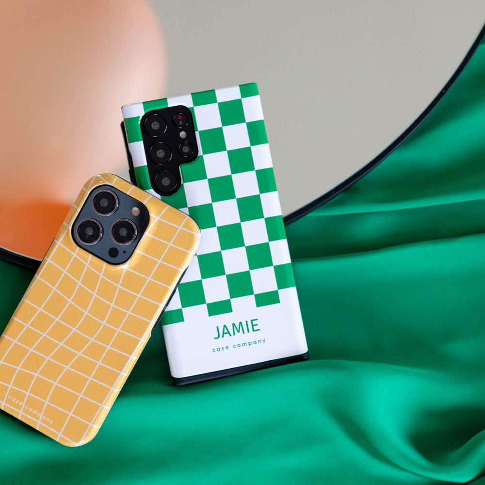 Dvije čvrste maskice: žuta karirana za iPhone i zelena kockasta s imenom Jamie